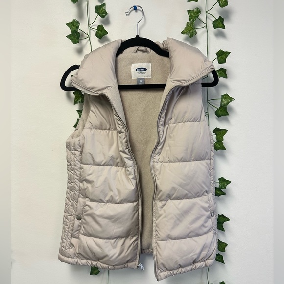 NWT Old Navy Women’s Puffer Vest - Picture 2 of 4